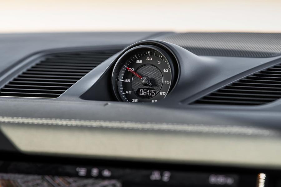 Детали интерьера Porsche Cayenne Turbo Coupe 2019 года  (NA) (фото 21 из 40)